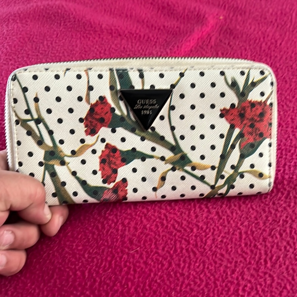 Guess wallet w/6 cc holders coin zipper.